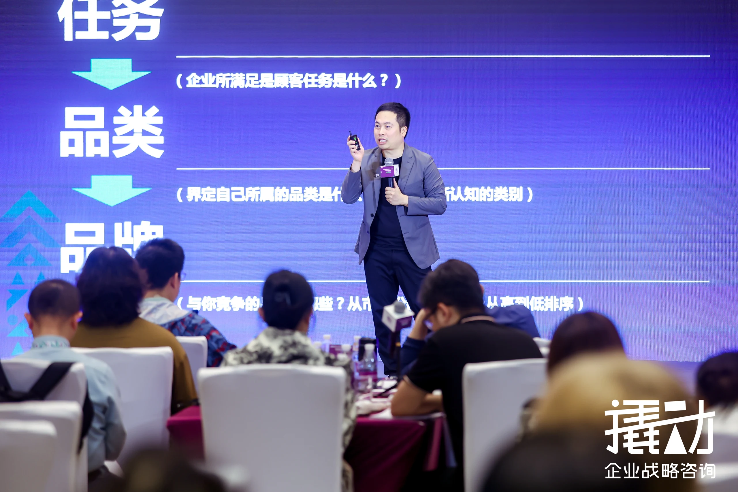 人民网专访 | 撬动姚荣君：洞察商业变革 引领创新未来