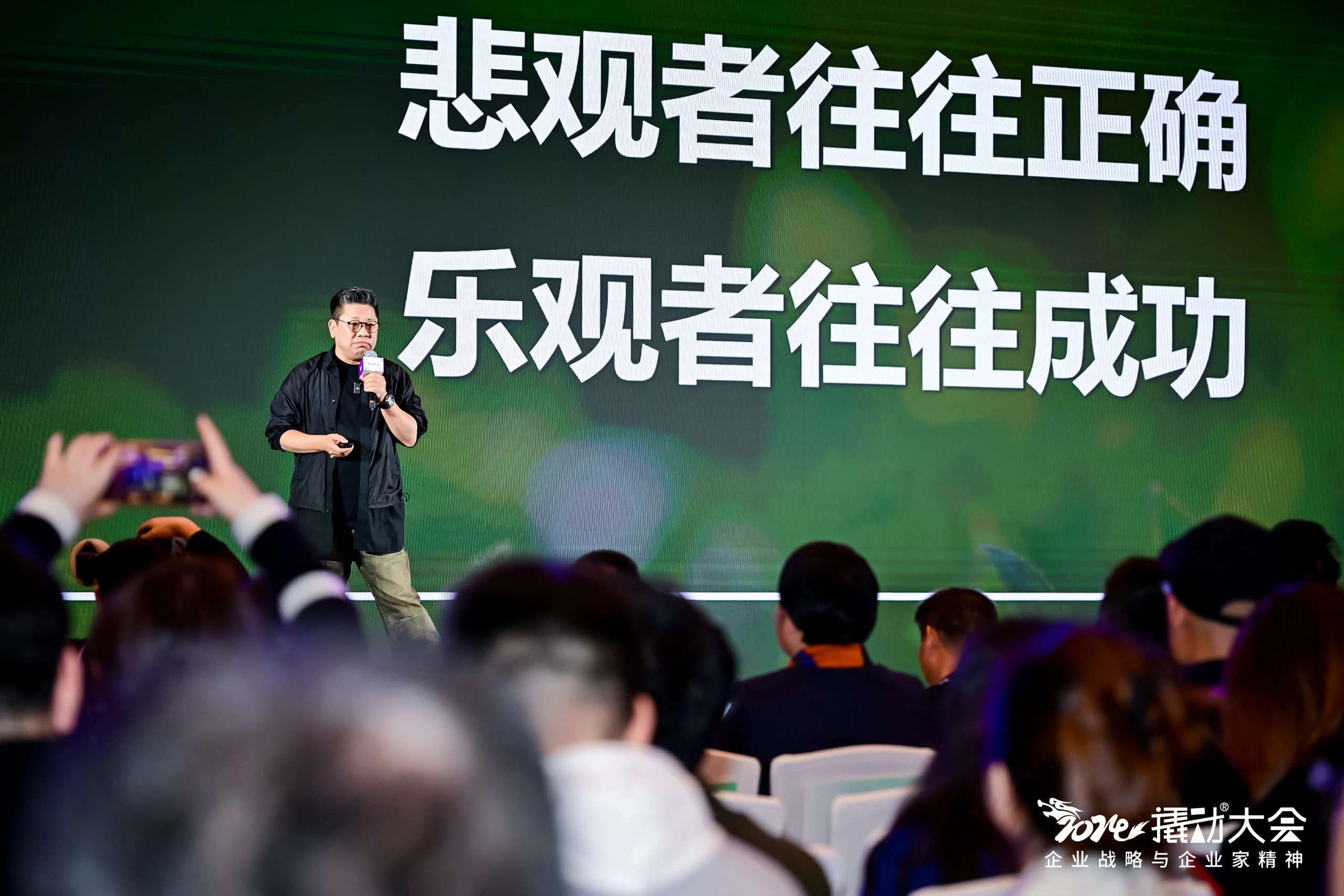 AI赋能霸王茶姬全球品牌片，撬动企业战略咨询让战略“活”起来