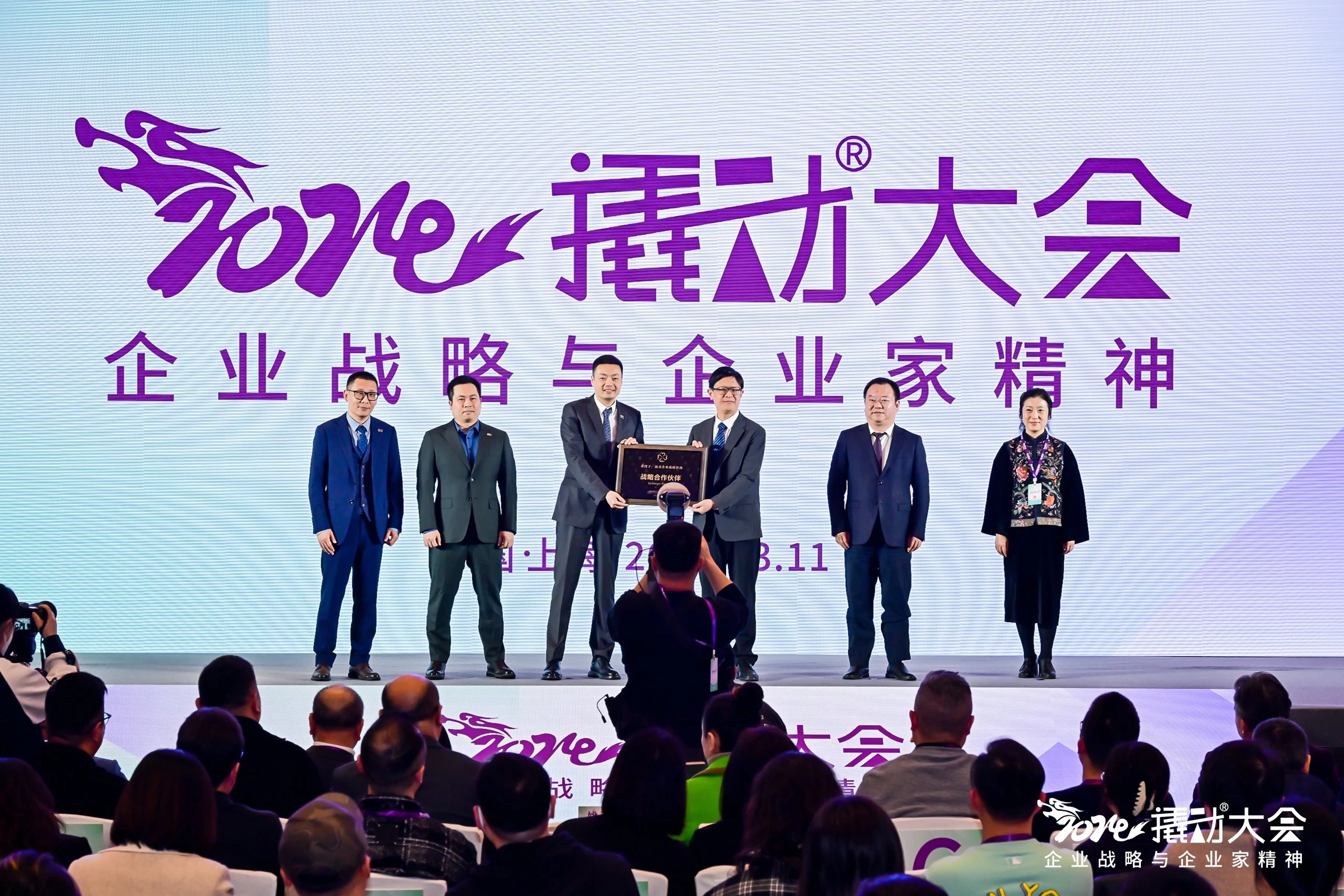 AI赋能霸王茶姬全球品牌片，撬动企业战略咨询让战略“活”起来
